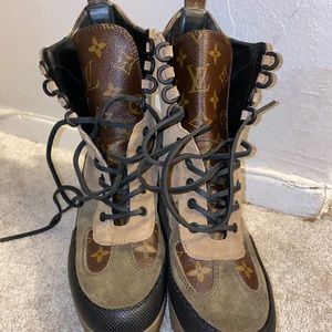Louis Vuitton Laureate dessert boots